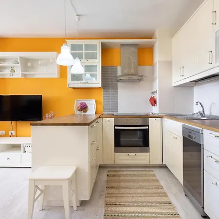 Home2book Cozy Beachfront Retreat In דירה *