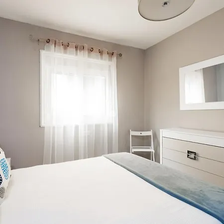 Home2book Cozy Beachfront Retreat In דירה