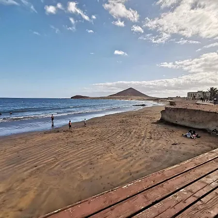 Home2book Cozy Beachfront Retreat In דירה