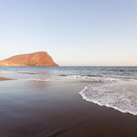 Home2book Cozy Beachfront Retreat In דירה *