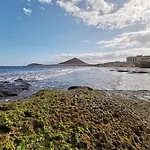 Daire Home2book Cozy Beachfront Retreat In *