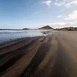 Daire Home2book Cozy Beachfront Retreat In *